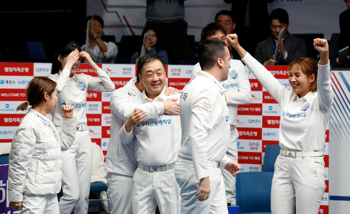 우리금융캐피탈 선수들이 21일 경기도 고양시 '고양 킨텍스 PBA 스타디움'에서 열린 '웰컴저축은행 PBA 팀 리그 2024-2025' 포스트 시즌(PS) 준PO(3전 2선승제) 2차전에서 웰컴저축은행을 누른 뒤 기뻐하고 있다. PBA