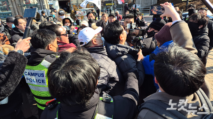 21일 윤석열 대통령 탄핵 찬반 집회가 예고되자 유튜버와 외부 단체까지 몰려들며 서울 성북구 고려대학교 캠퍼스가 혼란에 빠졌다. 중·장년층으로 보이는 이들은 오후 2시쯤부터 학교 정문 안팎에서 서로를 향해 조롱하고 몸싸움을 하기도 했다. 박희영 기자