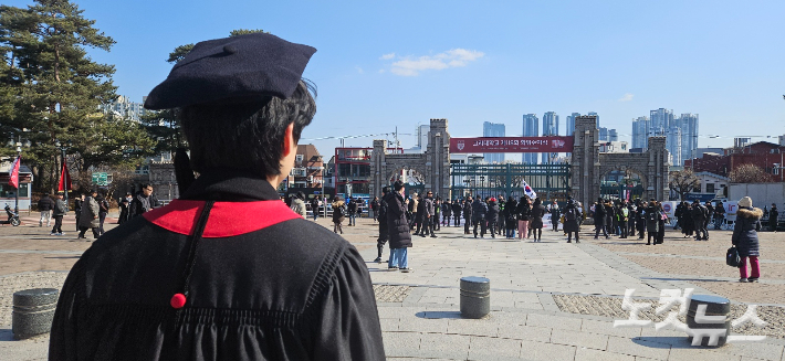 21일 오후 서울 성북구 고려대학교 캠퍼스 안에서 졸업기념사진을 찍던 한 학생은 "외부인들이 몰려와 학위수여식 분위기를 망쳤다"며 불만을 토로했다. 박희영 기자