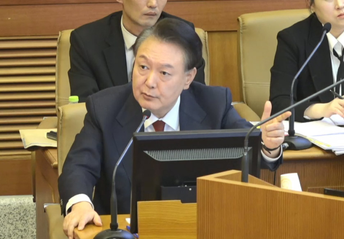 윤석열 대통령이 20일 서울 종로구 헌법재판소에서 열린 본인의 탄핵 심판 10차 변론에서 발언하고 있다. 헌법재판소 제공