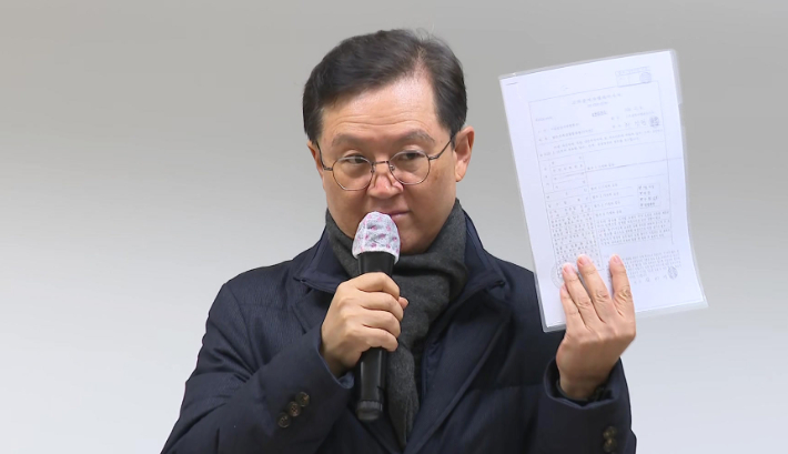 윤석열 대통령 측 변호인 윤갑근 변호사가 21일 오후 서울 서초구 스페이스쉐어 강남역센터에서 기자회견을 열고 '고위공직자범죄수사처(공수처)가 윤석열 대통령을 내란 혐의로 수사하는 과정에서 서울중앙지법으로부터 영장을 기각당한 사실을 숨겼다는 의혹'을 제기하고 있다. 연합뉴스