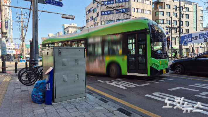 지난 18일 오전 11시쯤 마을버스가 사고 지점 교차로에서 우회전 하고 있다. 곽재화 수습기자