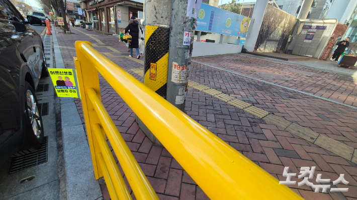 지난 18일 교차로 우회전 부근에 서 있는 불법 주정차량. 곽재화 수습기자