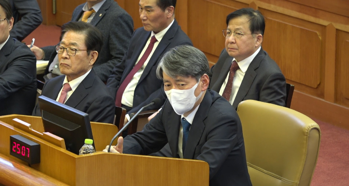 윤 대통령의 탄핵 심판 10차 변론서 발언하는 조지호 경찰청장     (서울=연합뉴스) 조지호 경찰청장이 20일 서울 종로구 헌법재판소 대심판정에서 열린 윤 대통령의 탄핵 심판 10차 변론에서 발언하고 있다. 2025.2.20 [헌법재판소 제공. 재판매 및 DB 금지]     photo@yna.co.kr (끝)   <저작권자(c) 연합뉴스, 무단 전재-재배포, AI 학습 및 활용 금지> 연합뉴스