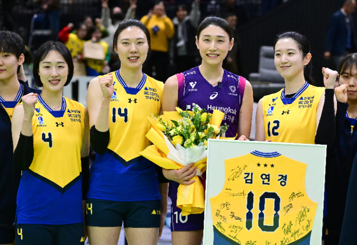 현대건설 선수들과 은퇴 행사서 사진 찍은 김연경(중앙). 한국배구연맹