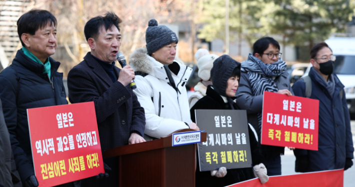 22일 서울 종로구 소녀상 앞에서 열린 일본 다케시마의 날 20주년 행사 철폐 촉구 기자회견에서 대한민국독도협회 회원들이 손팻말을 들고 있다. 연합뉴스