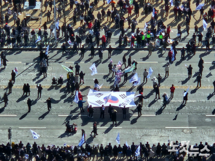 세이브코리아의 집회에 참석한 시민들이 대형 태극기를 들고 있다. 인상준 기자