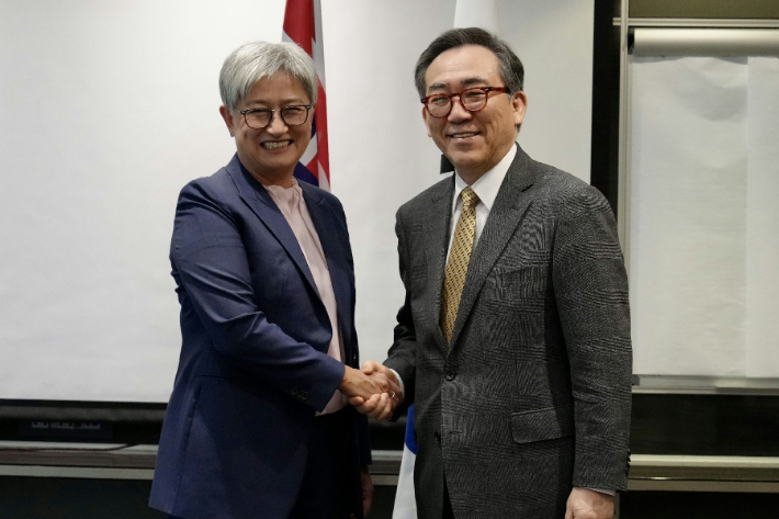 페니 웡 호주 외교장관과 조태열 외교장관(오른쪽). 외교부 제공