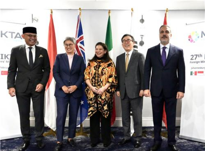 20일(현지시간) 남아프리카공화국 요하네스버그에서 열린 믹타 외교장관회의에서 조태열(오른쪽 두번째) 외교부 장관을 비롯한 참석자들이 기념 촬영을 하고 있다. 연합뉴스