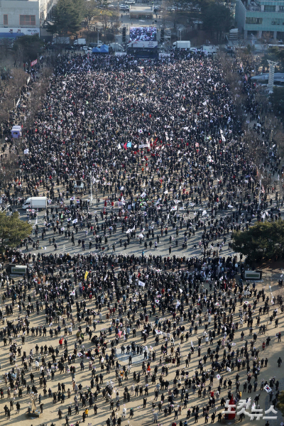 대전시청 남문광장 일대에서 열린 세이브코리아 주최 대통령 탄핵 반대 집회에 시민들이 모여있다. 인상준 기자