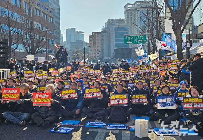 '탄핵 찬성' 장외 집회에 참석한 시민들이 '윤석열을 파면하라'는 손팻말을 들고 있다. 임민정 기자 