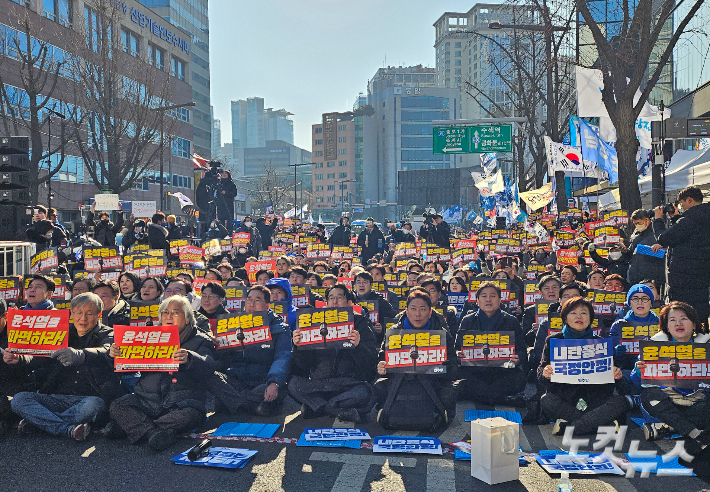 '탄핵 찬성' 장외 집회에 참석한 시민들이 '윤석열을 파면하라'는 손팻말을 들고 있다. 임민정 기자  
