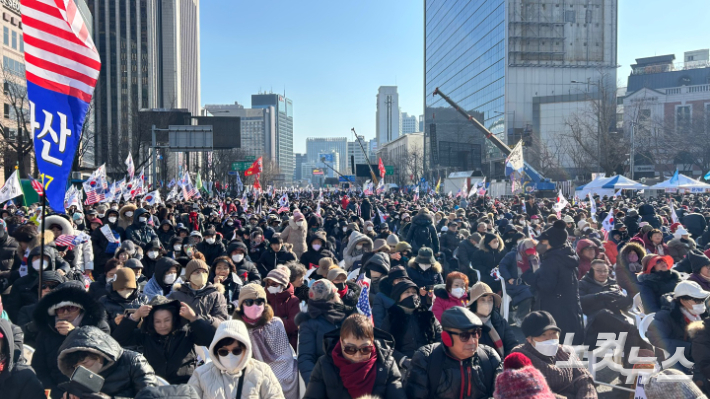 22일 서울 광화문 도심에서 자유통일당 등이 주최한 계엄합법·탄핵반대 국민대회가 열린 모습. 박인 기자
