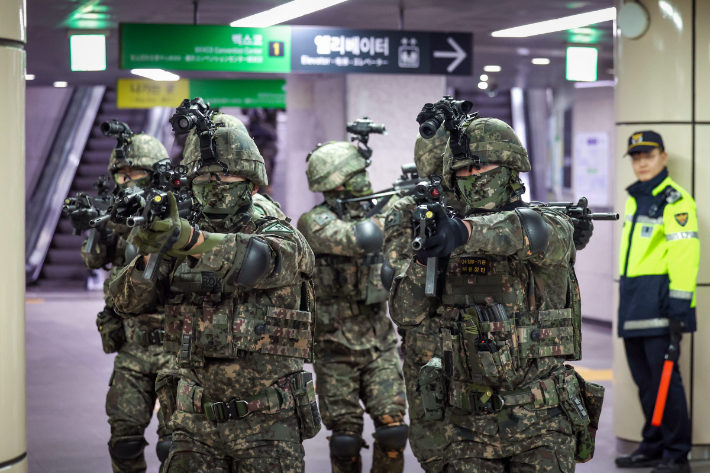 육군 53사단 부산여단이 부산도시철도 역사에서 훈련 중인 모습. 육군 53사단 제공