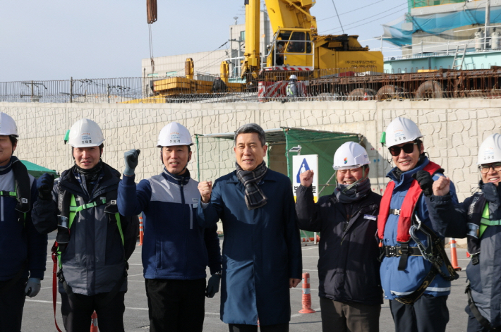 이강덕 포항시장은 21일 효자~상원 간 도로건설공사 동빈대교 강교 거치 작업 현장을 방문해 공사 진행 상황을 점검하고 관계자를 격려했다. 포항시 제공