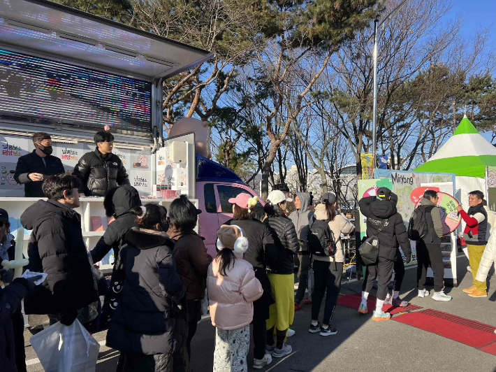 제21회 밀양아리랑마라톤 참가자 및 관람객들을 대상으로 밀양 관광 홍보 이벤트를 진행하고 있다. 밀양시 제공
