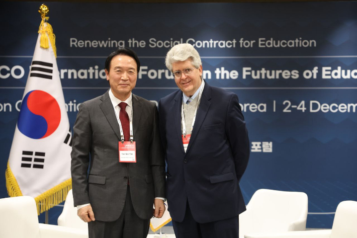 임태희 경기도교육감(왼쪽)과 페르난도 레이머스 하버드대 교육대학원 교수(오른쪽). 경기도교육청 제공