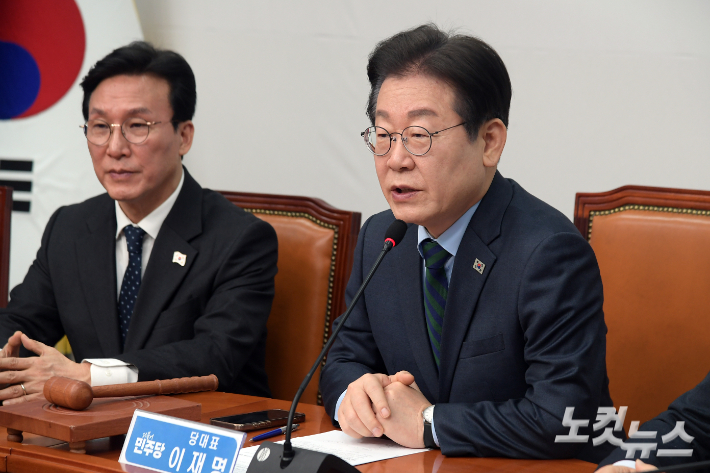 더불어민주당 이재명 대표가 21일 서울 여의도 국회에서 열린 최고위원회의에서 발언을 하고 있다. 윤창원 기자