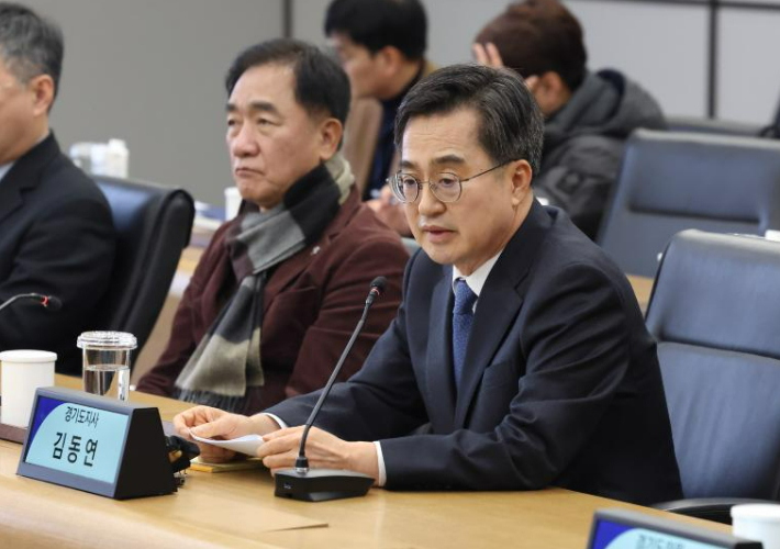 지난 12일 삼성전자 평택 캠퍼스에서 열린 반도체 산업 분야 현장 간담회에서 김동연 경기도지사가 인사말을 하고 있다. 옆에는 정장선 평택시장이 앉아 있다. 경기도 제공