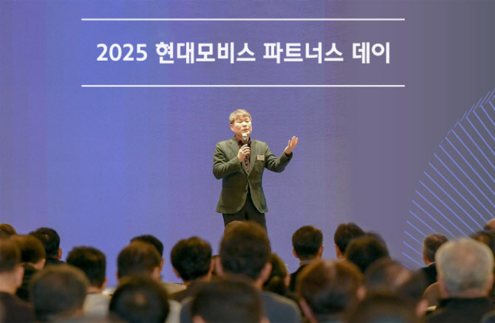 이규석 현대모비스 사장이 제주 해비치 호텔에서 열린 '2025 파트너스 데이'에서 발표하고 있다. 현대모비스 제공