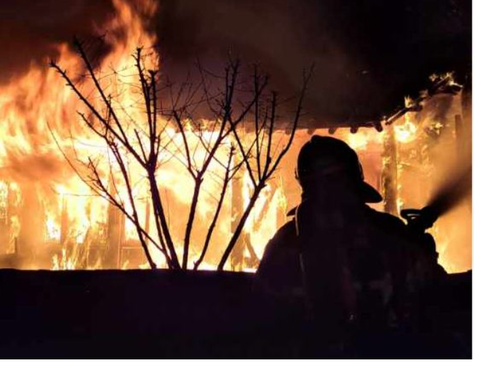 소방관들이 경주 동천동 주택화재를 진화하고 있다. 경북소방본부 제공