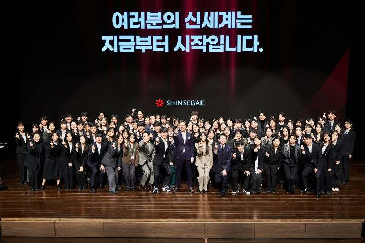 정용진 신세계그룹 회장이 '신세계 남산'에서 열린 신입사원 수료식에 참석해 신입사원과 단체 사진을 찍는 모습. 신세계그룹 제공