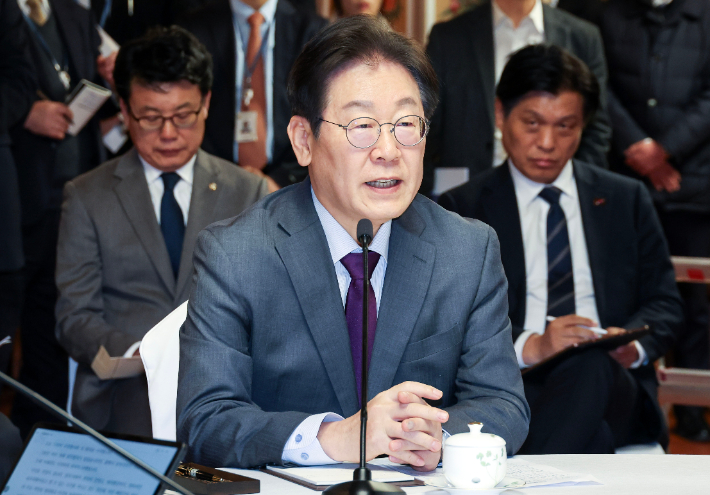 더불어민주당 이재명 대표가 20일 오후 국회 사랑재에서 열린 여야정 국정협의회 첫 회의에서 발언을 하고 있다. 연합뉴스