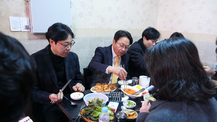 강기정 광주광역시장이 지난 1월23일 오전 서구 광주상공회의소에서 열린 2025 광주경제 '다함께 착착착(착한소비·착한금융·착한일자리)' 행사를 마친 뒤 인근 식당을 찾아 직원들과 점심을 먹고 있다. 광주광역시 제공