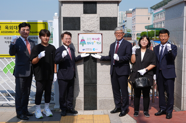 지난해 5월 9일 동춘천초교 더 나은 원도심 학교 현판식. 춘천시 제공