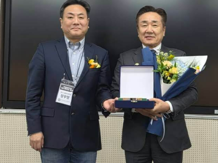 제주도의회 양경호 의원(오른쪽)이 2025 한국지방의정대상을 받았다. 한국지방의회학회 제공 