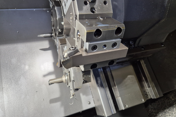 다이아몬드와 신소재 초경합금을 결합하여 만든 공구. 공구의 수명이 300배 늘었다. 송승민 기자