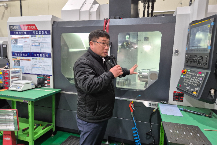 나눔정밀의 설비를 설명하는 모습. 송승민 기자