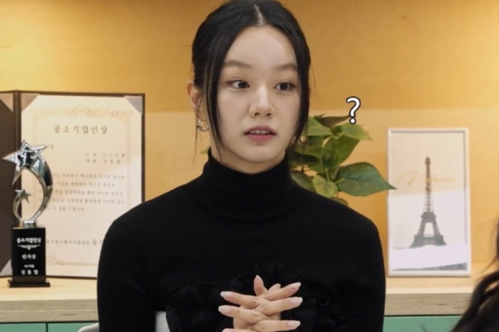 혜리가 '직장인들' 첫 화 게스트이자 '저속 노화 도시락'의 광고 모델로 DY기획을 찾았다. 쿠팡플레이 제공