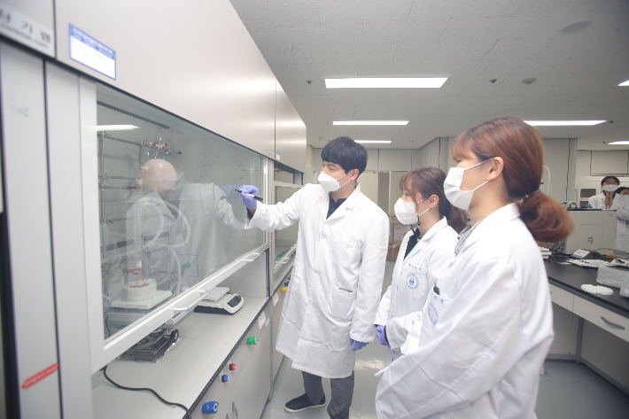 전북대 약학대학 학생들의 연구 모습. 전북대 제공