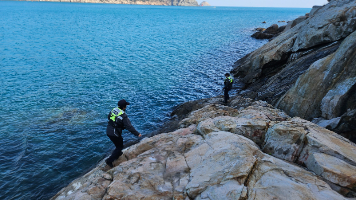 해경이 거문도 해안가에서 제22서경호 침몰 사고 실종자를 수색하고 있다. 여수해경 제공