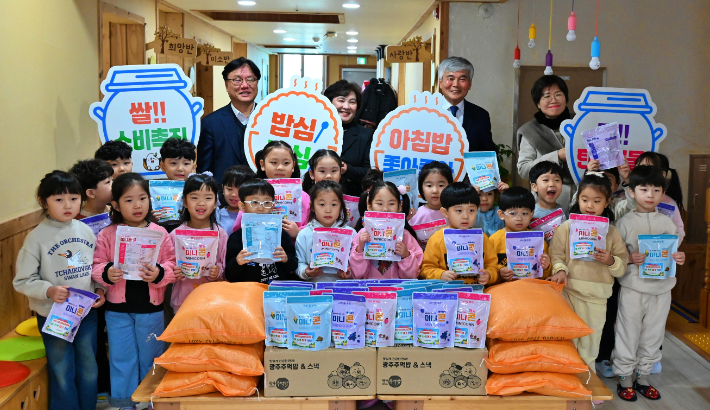 농협광주본부는 광주농협과 24일 광주 북구 두암동에 위치한 해솔유치원에서 어린이와 학부모를 대상으로 우리 쌀 소비 확대 캠페인을 진행했다. 농협광주본부 제공
