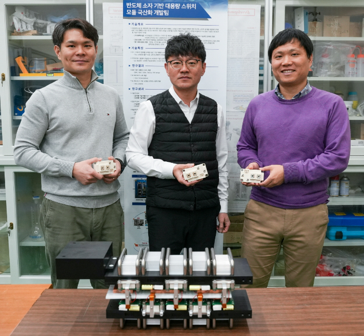 KERI 장성록 박사(가운데)팀이 소수의 저전력 반도체 소자들만으로 '펄스파워 제어용 대용량 스위치' 제작에 성공했다. 전기연구원 제공