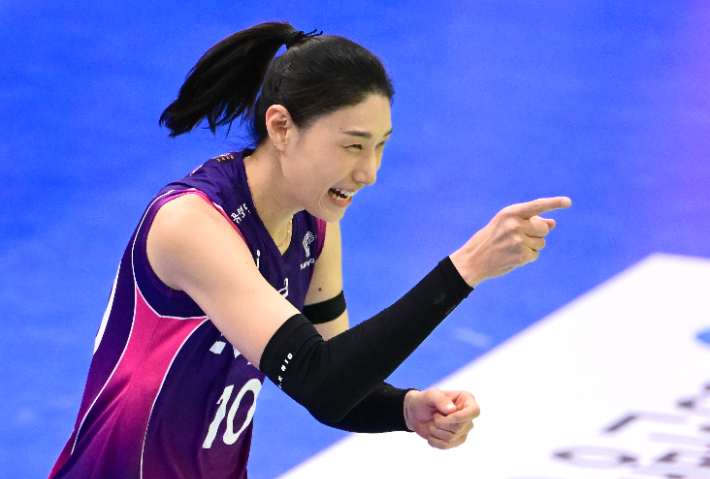 환호하는 김연경. 한국배구연맹