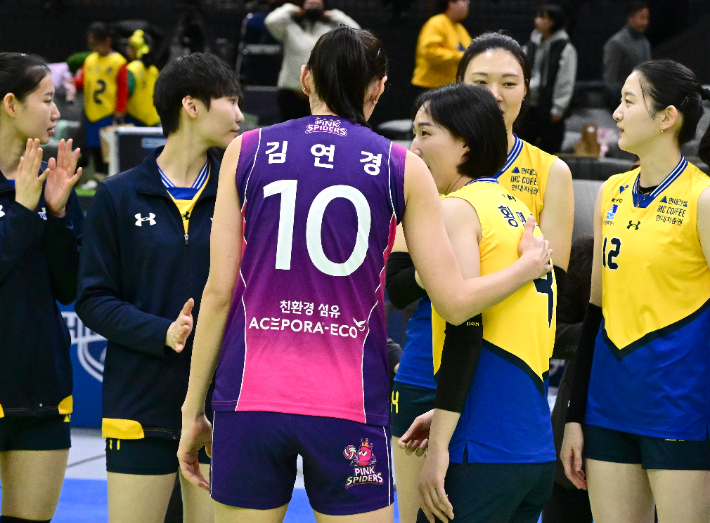 현대건설 선수들과 대화하는 김연경. 한국배구연맹