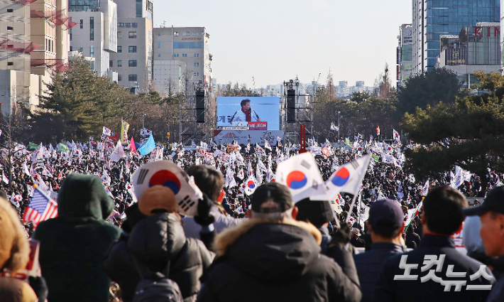 22일 대전시청 남문광장 일대에서 열린 세이브코리아 주최 대통령 탄핵 반대 집회에서 역사 강사 전한길씨가 연단에 올라 대통령 탄핵 반대 이유를 설명하고 있다. 인상준 기자