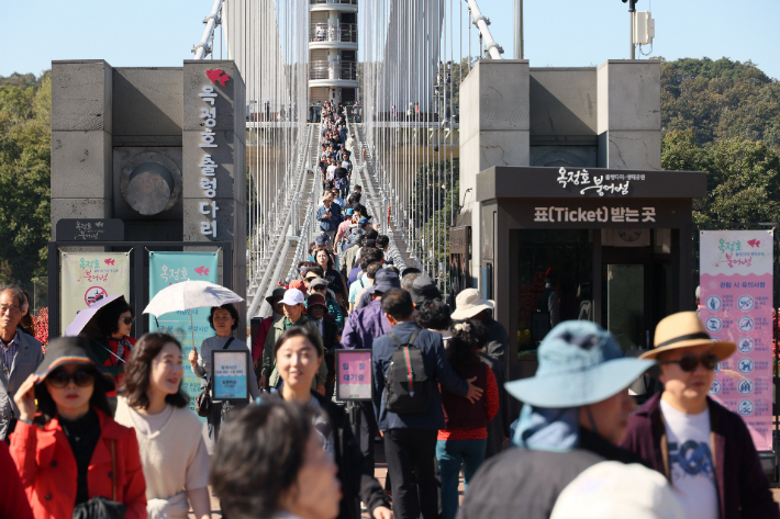 전북 임실군은 내부 시설 보강을 위해 휴장에 들어갔던 옥정호 출렁다리와 붕어섬 생태공원을 3월 1일부터 재개장한다. 임실군 제공