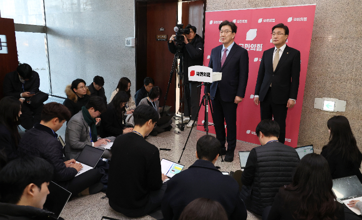 국민의힘 권성동 원내대표가 24일 국회에서 현안 관련 백브리핑을 통해 더불어민주당 이재명 대표의 3대3 토론 제안 등과 관련해 설명하고 있다. 연합뉴스