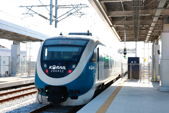 동해선 철도가 울진역에 들어오고 있다. 울진군 제공