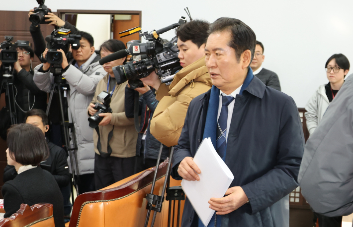 윤석열 대통령 탄핵심판 마지막 변론을 하루 앞둔 24일 서울 여의도 국회에서 탄핵소추위원인 정청래 법제사법위원장이 최종 변론 전략 등을 논의하기 위한 국회 탄핵소단 회의에 참석하고 있다. 연합뉴스