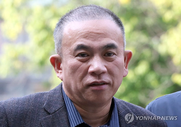 (창원=연합뉴스) 김동민 기자 = 김건희 여사 공천 개입 의혹과 미래한국연구소의 불법 여론조사 의혹 등 사건의 핵심 인물인 명태균 씨가 14일 오후 경남 창원시 성산구 창원지방법원(창원지법)에 구속 전 피의자 심문(영장실질심사)을 받기 위해 출석하고 있다. 2024.11.14 image@yna.co.kr 연합뉴스