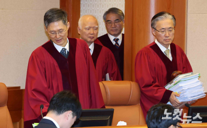 문형배 헌법재판소장 권한대행을 비롯한 헌법재판관들이 18일 서울 종로구 헌법재판소에서 열린 '윤석열 대통령 탄핵심판 9차 변론'에 입장하고 있다. 이날 윤석열 대통령은 법정에 출석하지 않고 돌아갔다. 사진공동취재단