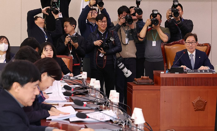 24일 서울 여의도 국회에서 열린 상법 일부개정법률안, 명태균과 관련한 불법 선거개입 및 국정농단 사건 등의 진상규명을 위한 특별검사의 임명 등에 관한 법률안 등을 심의하는 국회 법제사법위원회의 법안심사제1소위원회에서 더불어민주당 소속 박범계 위원장(오른쪽)이 발언하고 있다. 연합뉴스