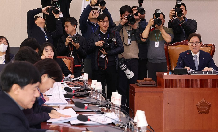 24일 서울 여의도 국회에서 열린 상법 일부개정법률안, 명태균과 관련한 불법 선거개입 및 국정농단 사건 등의 진상규명을 위한 특별검사의 임명 등에 관한 법률안 등을 심의하는 국회 법제사법위원회의 법안심사제1소위원회에서 더불어민주당 소속 박범계 위원장(오른쪽)이 발언하는 모습. 연합뉴스