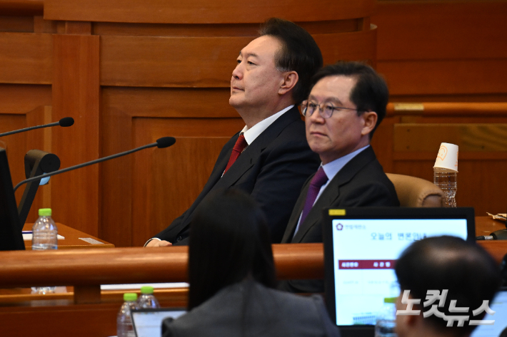 윤석열 대통령이 20일 오후 서울 종로구 헌법재판소에서 열린 탄핵심판 10차 변론에 출석해 있다. 사진공동취재단