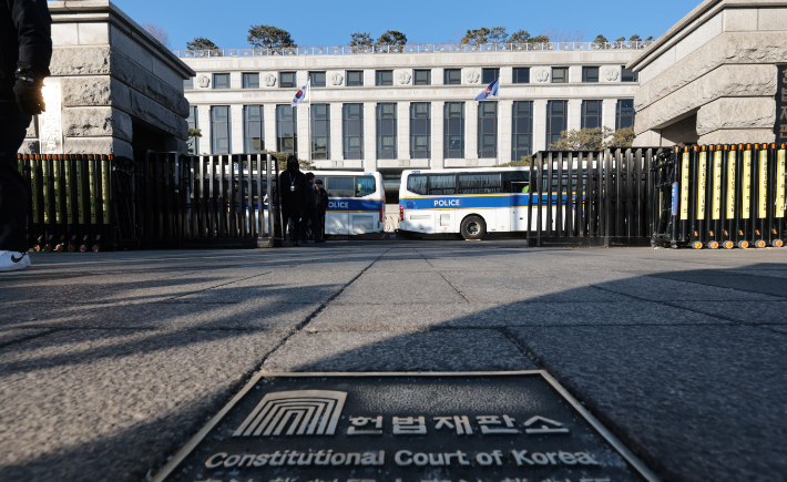 윤석열 대통령의 탄핵심판 마지막 변론기일을 하루 앞둔 24일 서울 종로구 헌법재판소 모습. 연합뉴스